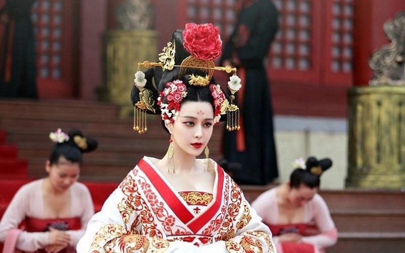 Trang phục thời Đường với thiết kế để lộ phần cổ và xương quai xanh tôn lên nét đẹp của người phụ nữ