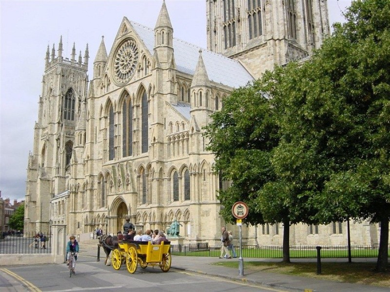 Nhà thờ Chính tòa Saint Peter ở York còn được gọi là York Minster.