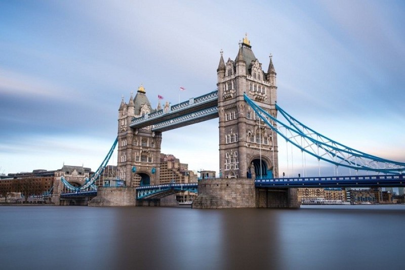 Cầu tháp London bắc qua sông Thames lộng lẫy về chiều