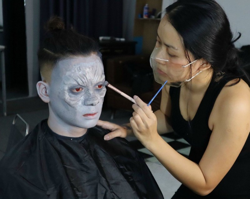 Kiếm vài chục triệu đồng từ việc hóa trang Halloween