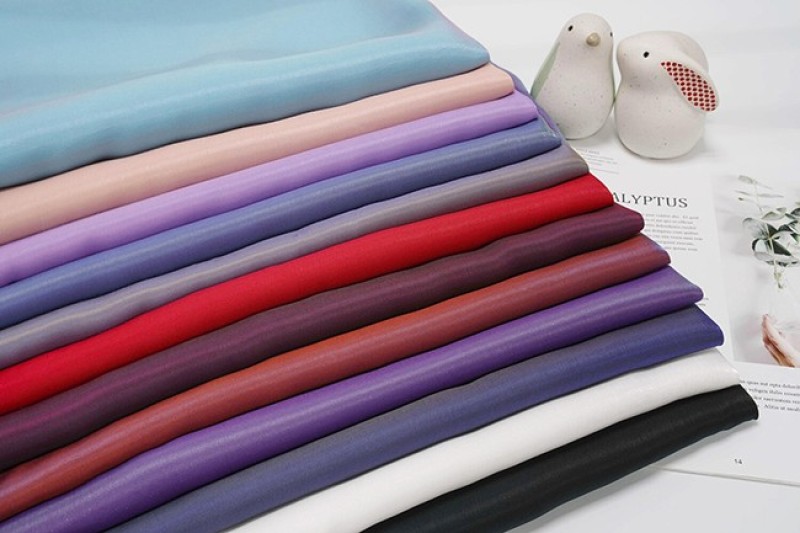 Barong sử dụng chất liệu satin đứng form tạo sự cứng cáp khi mặc