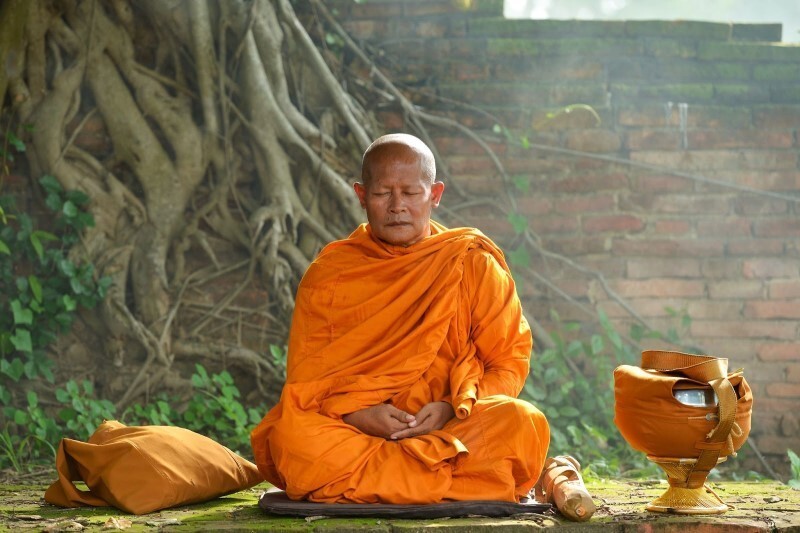 Các nhà sư ở Thái Lan luôn được kính trọng