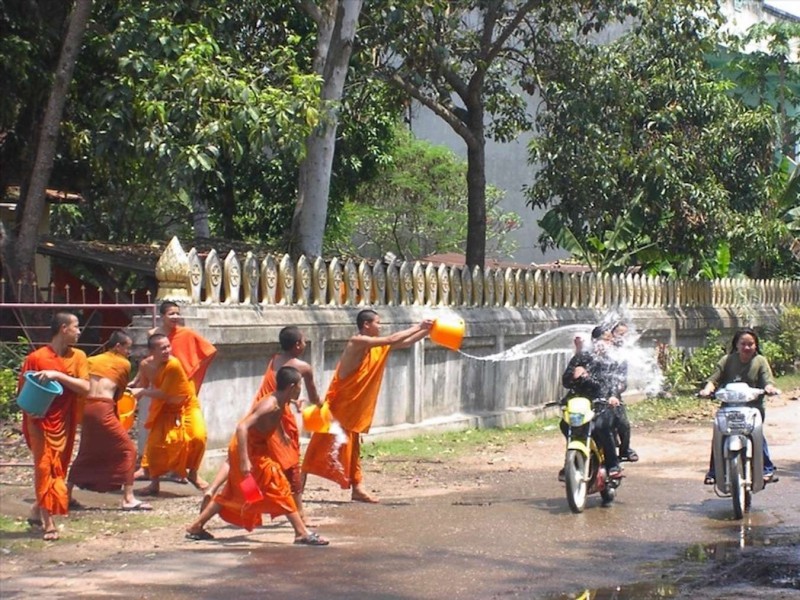 Nhà sư tham gia té nước trong lễ hội đầu năm mới
