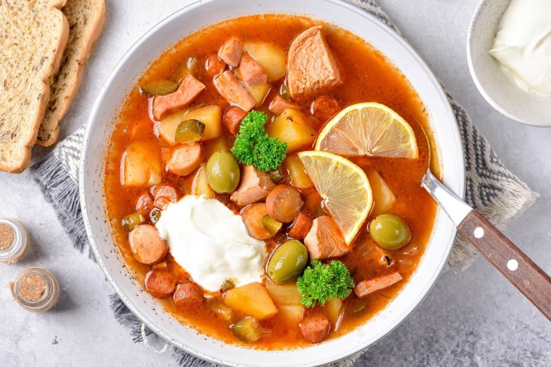 Món soup Solyanka bắt mắt