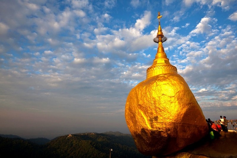 Chùa Kyaikhtiyo, hay còn được biết đến với cái tên quen thuộc là Chùa Đá Vàng