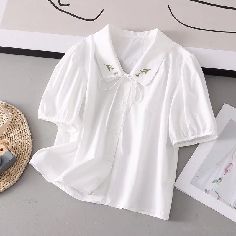 Áo sơ mi nữ bâu sen trẻ trung. Nguồn: Sakurafashion.vn