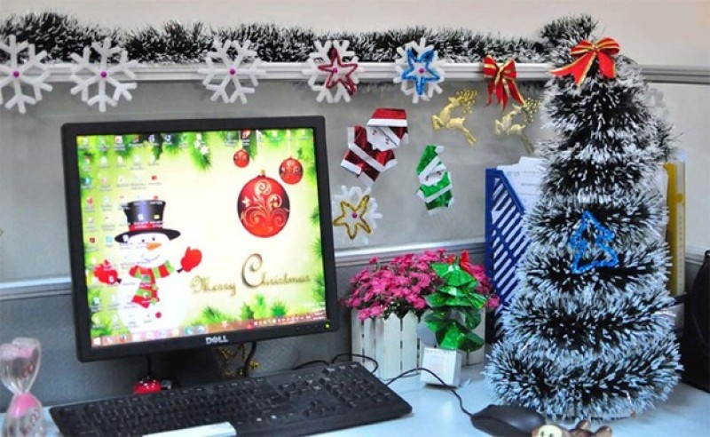 Trang trí góc làm việc với cây thông mini (Nguồn: Internet) 
