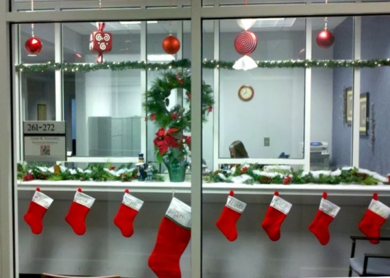 Trang trí Noel với tất đỏ