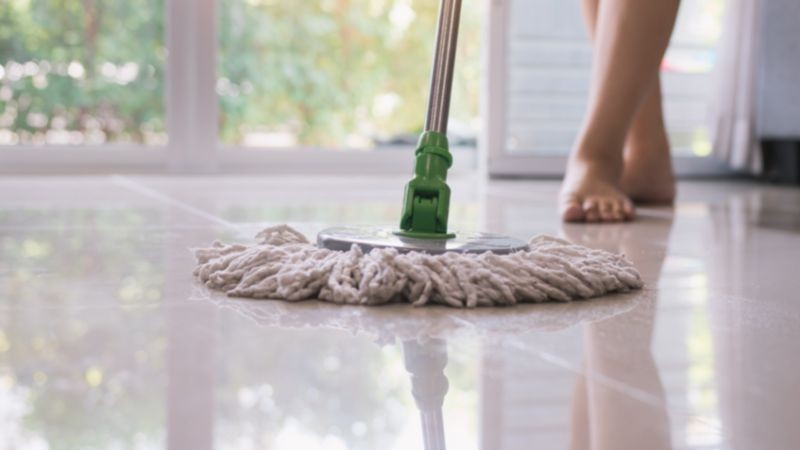 Hút bụi, quét và lau nhà thường xuyên