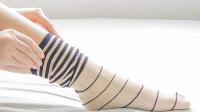 Đi tất và giày ấm