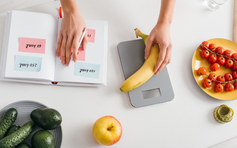 Theo dõi lượng calories nạp vào cơ thể mỗi ngày