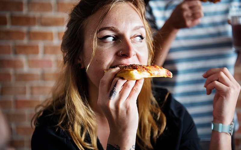 Tình trạng căng thẳng, stress sẽ khiến bạn ăn nhiều hơn bình thường