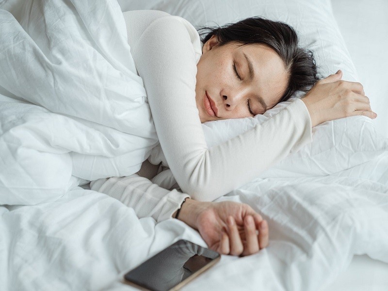 Ngủ đủ giấc và ngủ sâu hỗ trợ giảm cân, đốt cháy chất béo và giảm cảm giác thèm ăn
