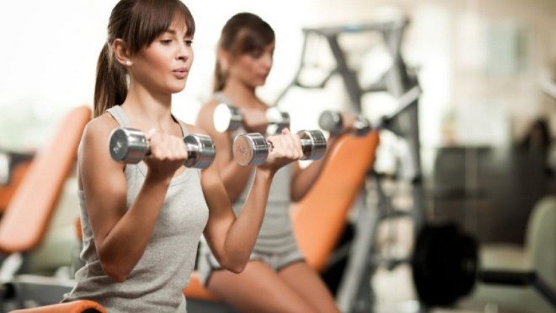 Tập tạ tay giúp đôi bắp tay thon gọn