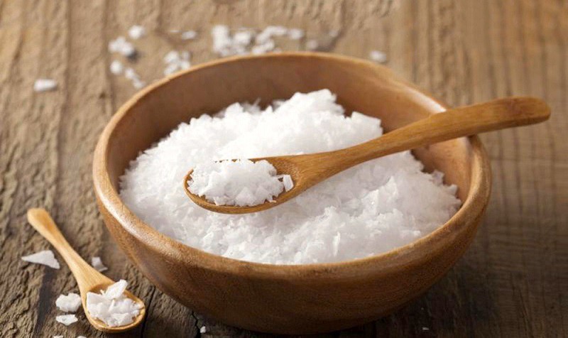 Dùng muối giảm mỡ bắp tay tại nhà