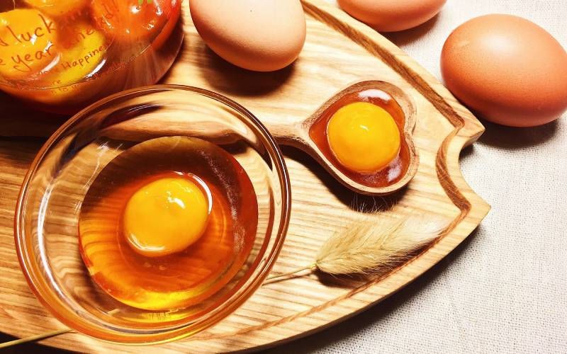 Dưỡng tóc bằng lòng đỏ trứng gà