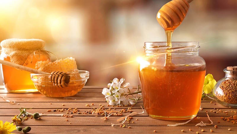 Mật ong cung cấp khoáng chất, vitamin cùng protein kích thích tế bào nang tóc phát triển