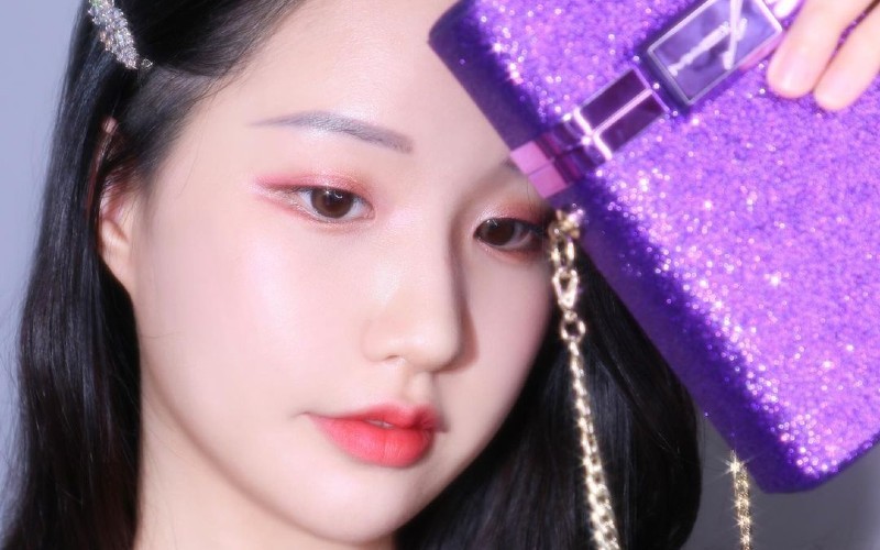 Makeup thiên về tông hồng tím