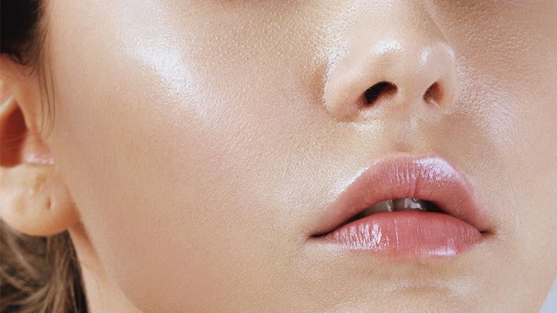 Da dầu thường đổ mồ hôi ở cánh mũi