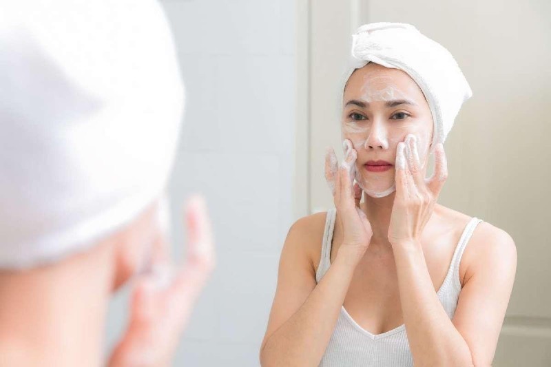Bạn nên làm sạch vùng da cho da dầu nhờn trước khi trang điểm