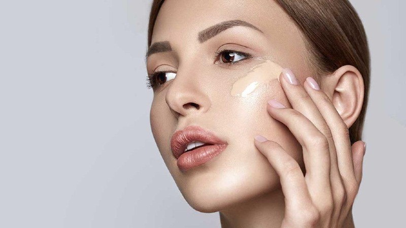 Bạn nên sử dụng kem lót dễ thẩm thấu vào da