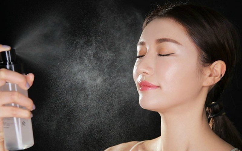 Xịt khoáng giúp khóa lớp makeup tốt