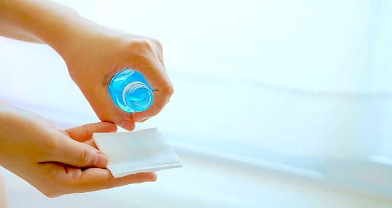 Bạn tuyệt đối không nên dùng mỹ phẩm có cồn cho da dầu