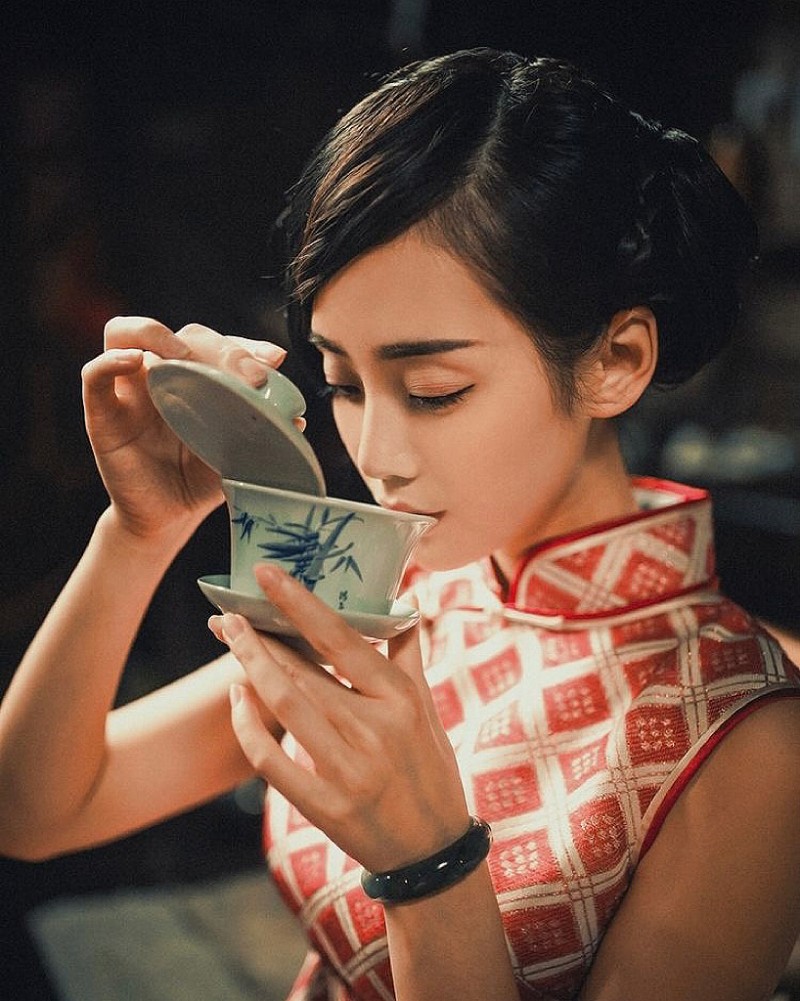 Tóc búi cao quyến rũ khiến người phụ nữ trong thật quyến rũ