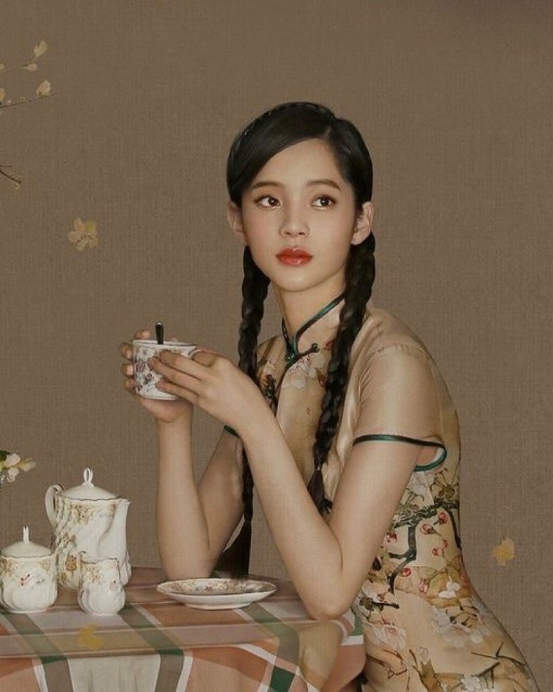 Cô nàng trông thật ngây thơ và ngọt ngào khi tết tóc và mặc sườn xám