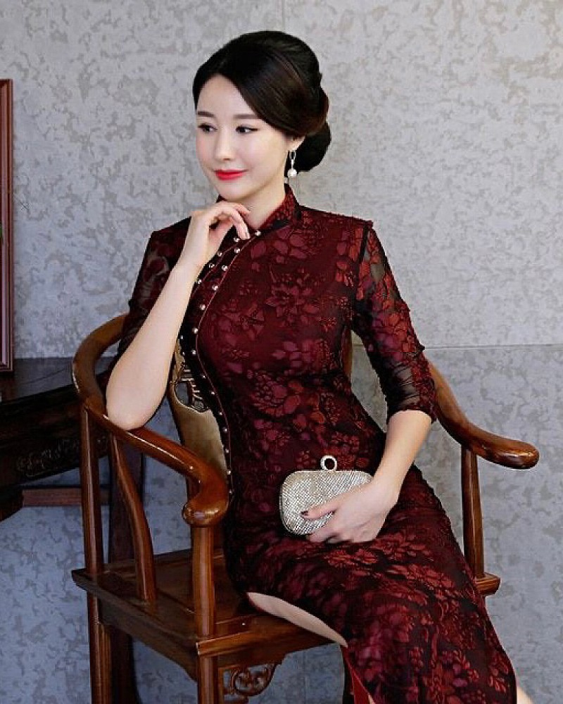 Quý cô quý phái khi kết hợp túi cùng sườn xám