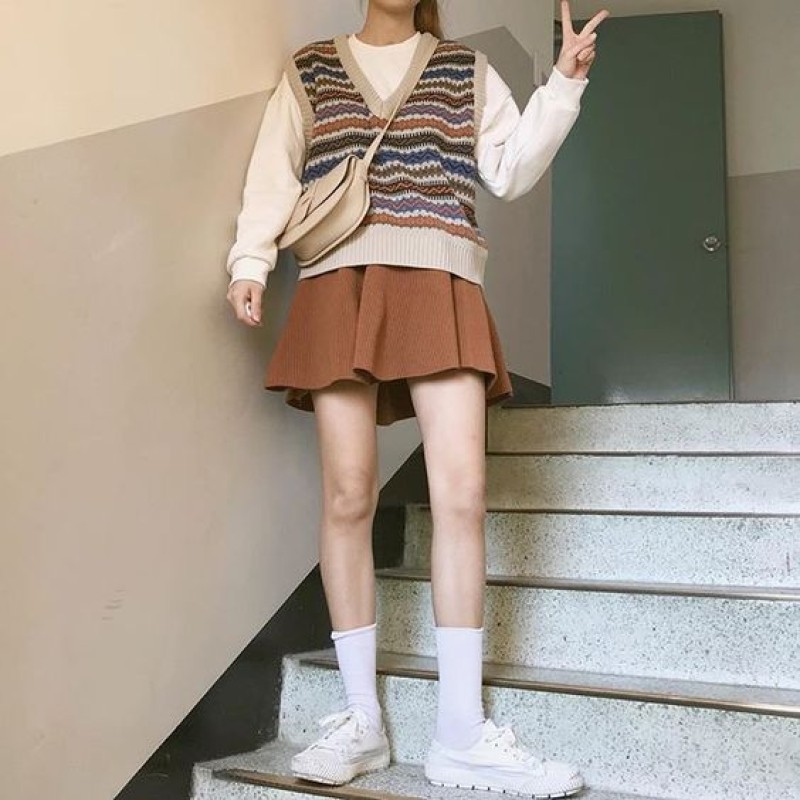 Áo gile len thổ cẩm và áo thun trắng