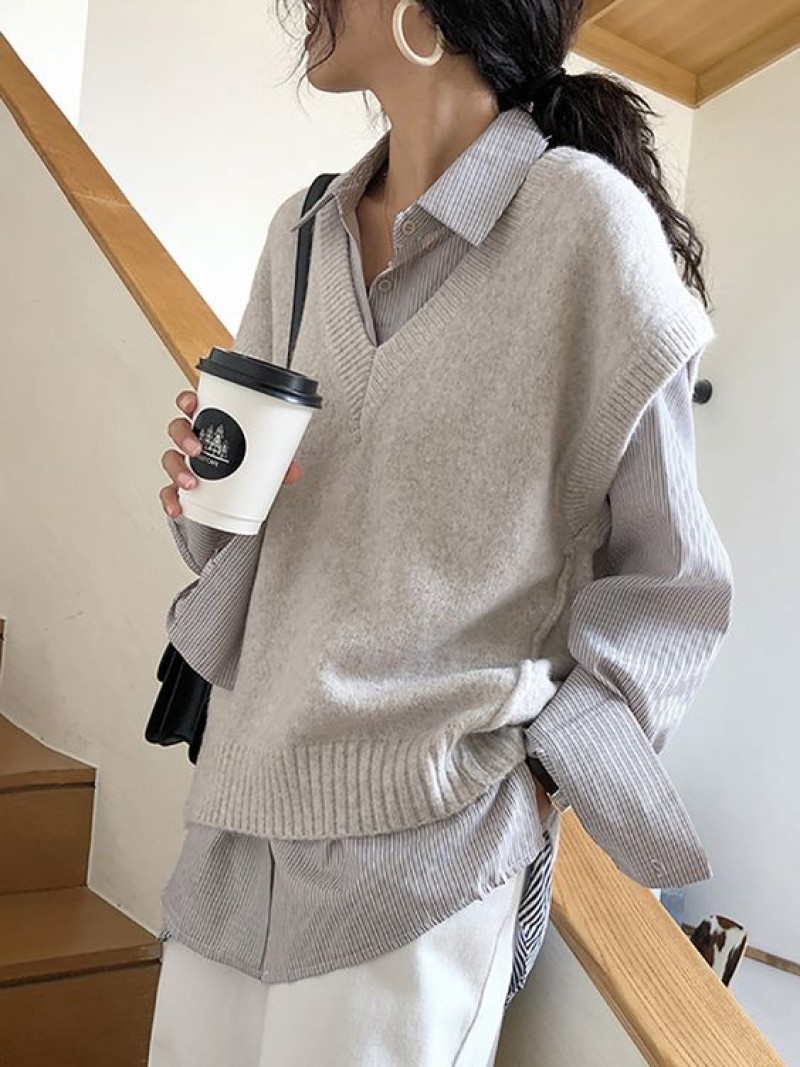Áo sơ mi kẻ và áo gile trơn