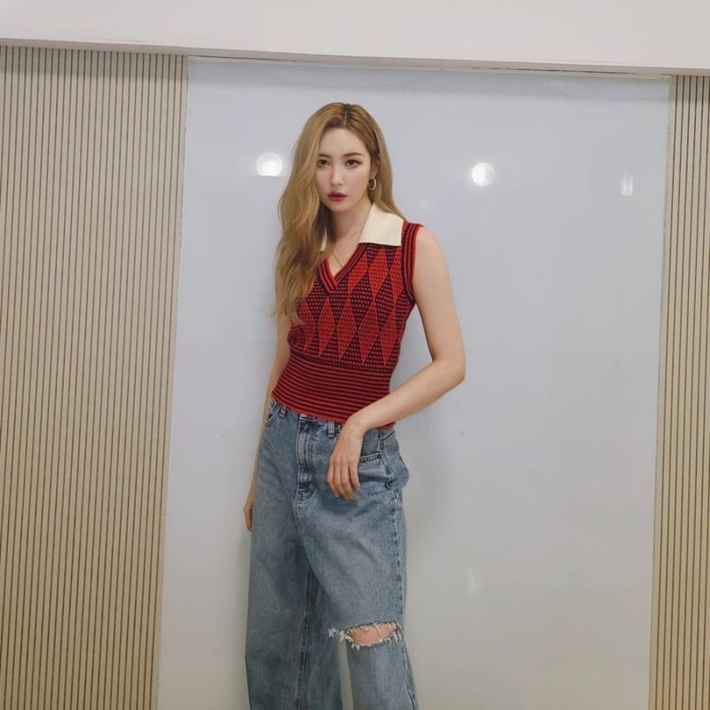 Áo len gile quả trám phối với quần jeans
