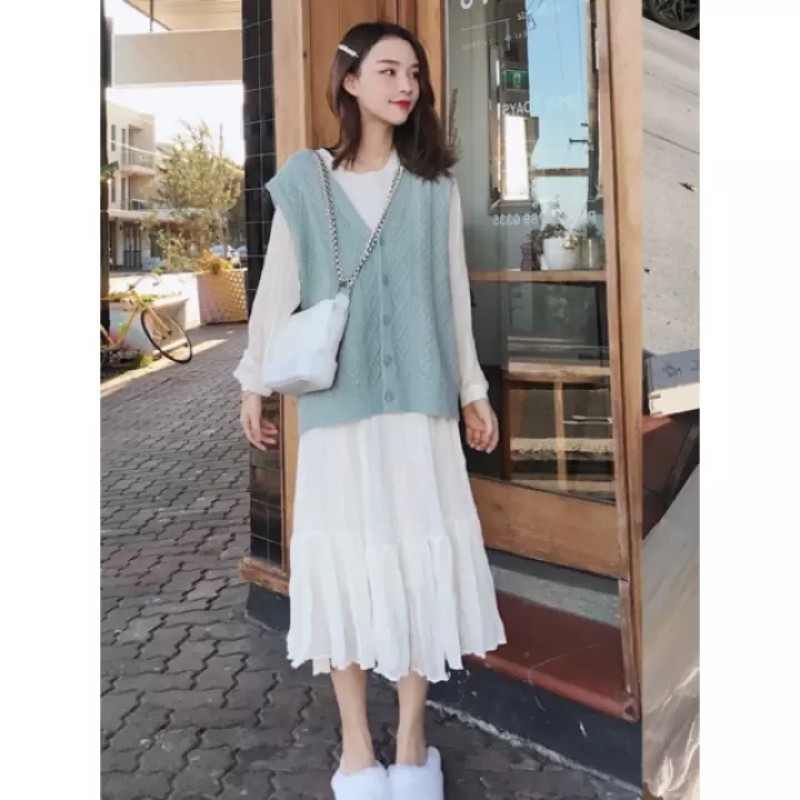 Áo len gile với váy Baby Doll