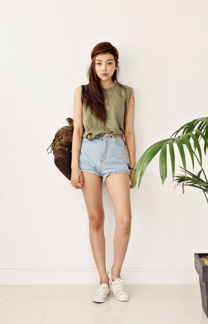 Tank top và short jeans cho một ngày hè rực nắng