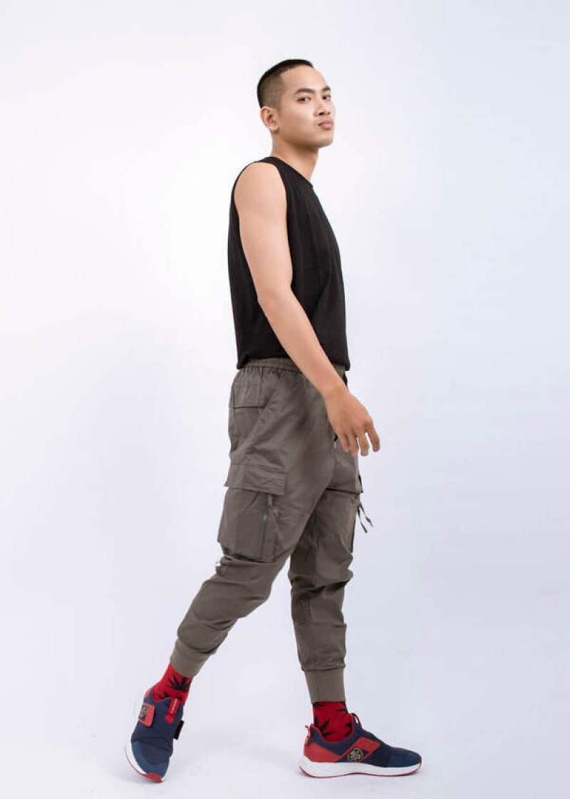 Sporty chic cùng quần jogger và tank top