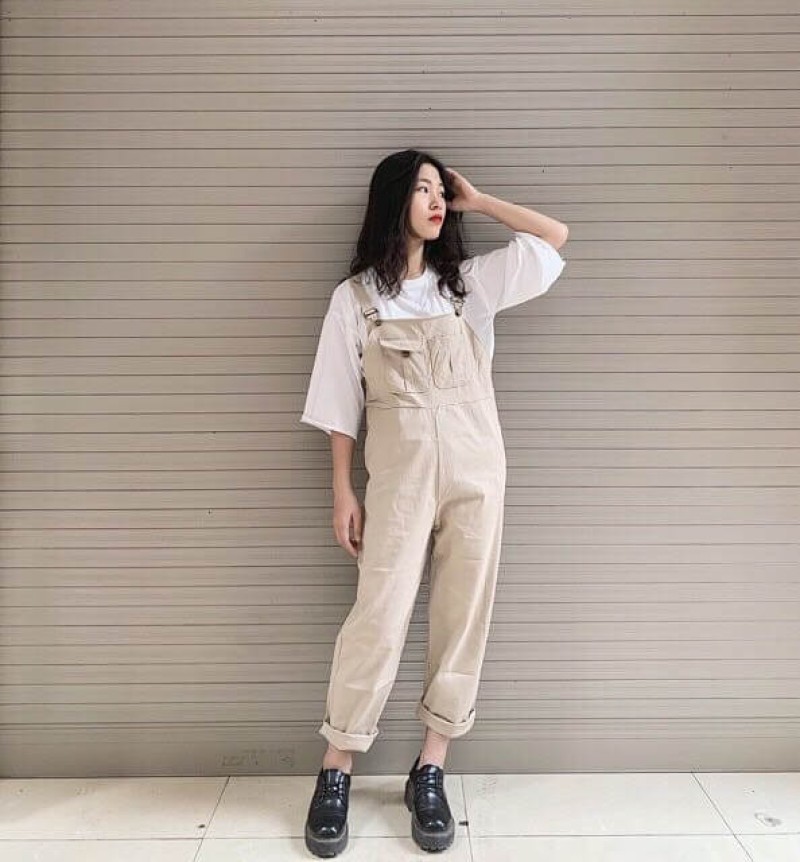 Áo thun nữ form rộng mặc cùng với quần yếm kaki