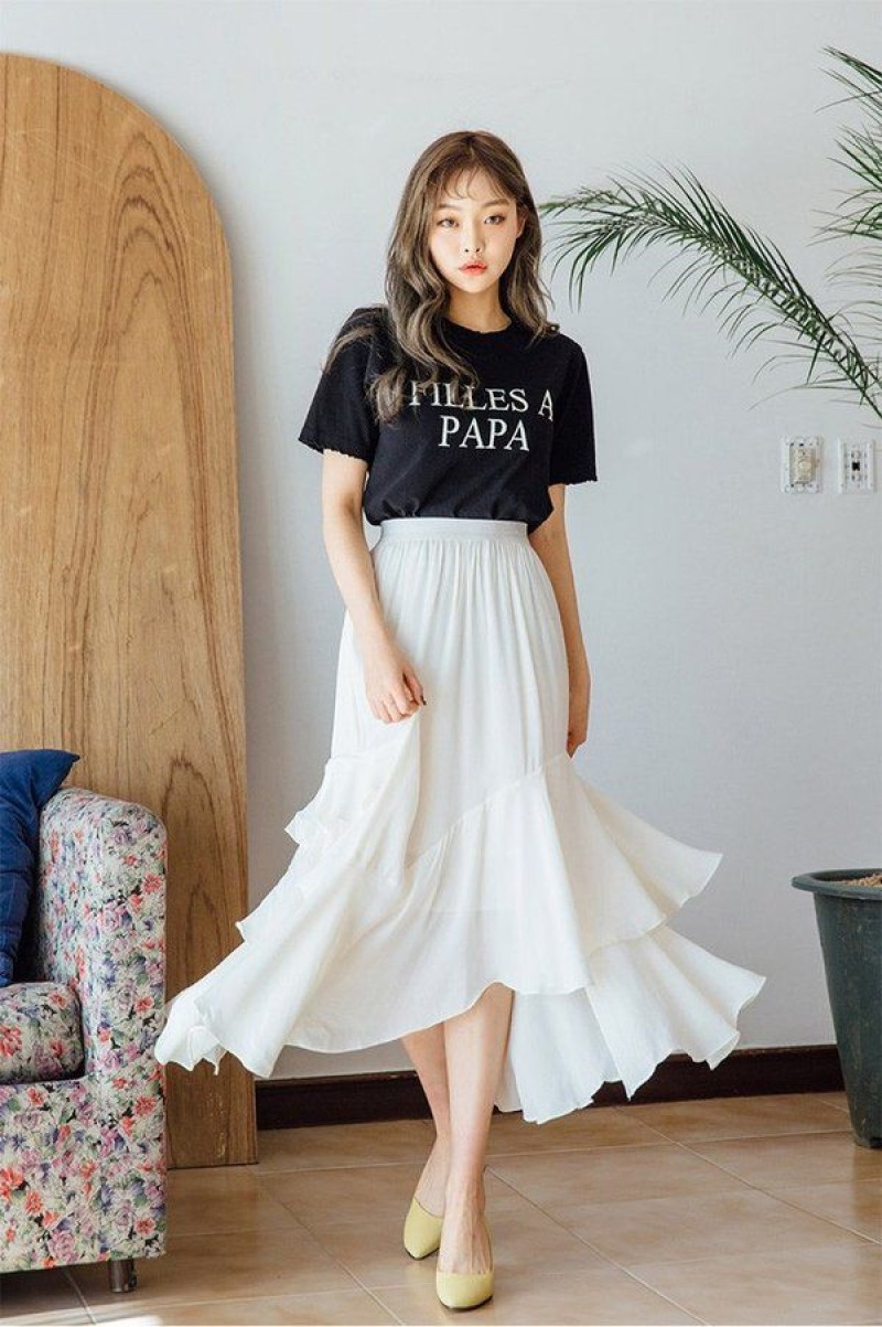 Áo thun form rộng và chân váy đuôi cá
