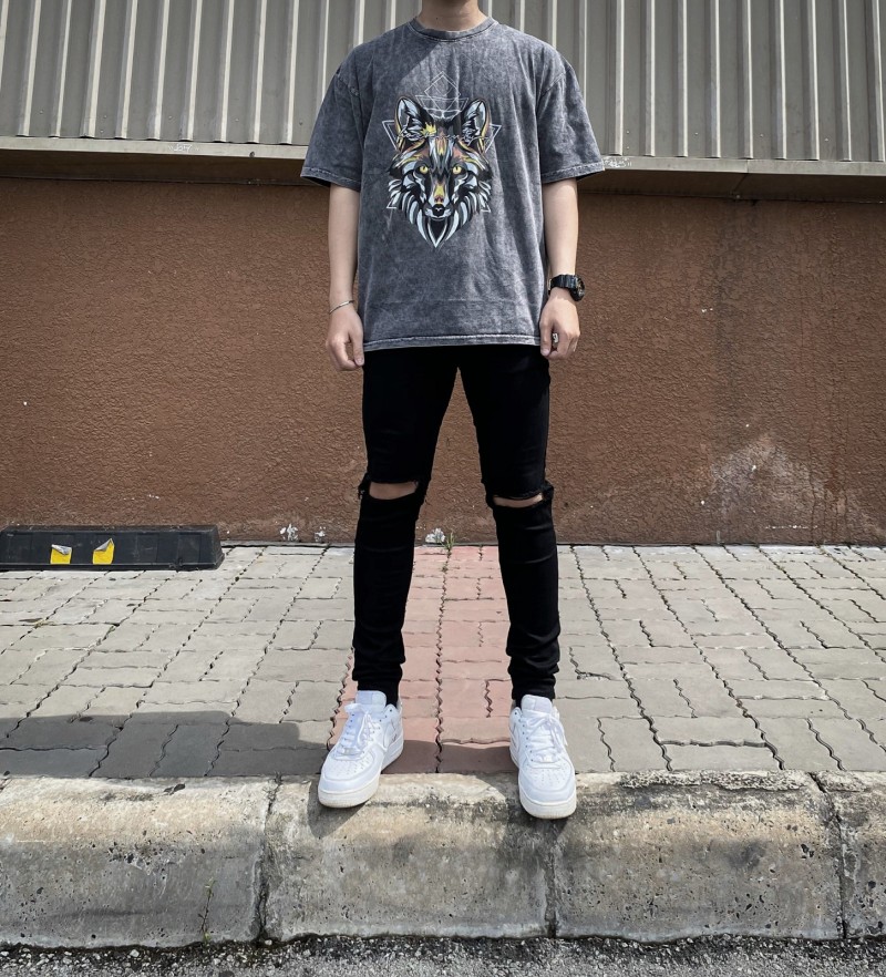 Áo phông nam họa tiết graphic form rộng và quần jeans rách gối