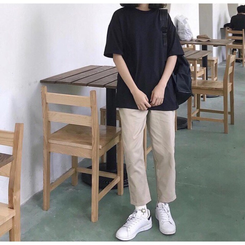 Áo thun đen nữ form rộng và quần kaki