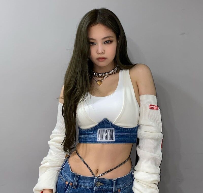 Jennie (BlackPink) khiến người hâm mộ xuýt xoa với vòng eo đẹp không tì vết