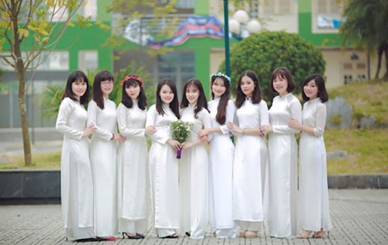 Nữ sing tạo dáng và chụp ảnh áo dài cả nhóm