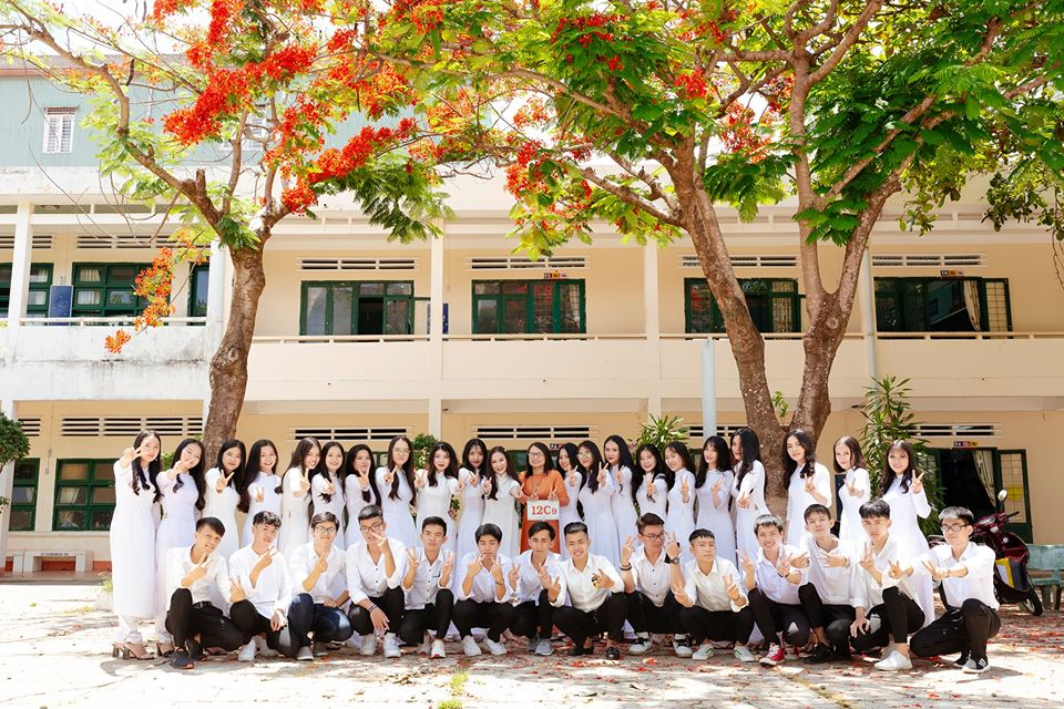 20+ Cách Tạo Dáng Chụp Ảnh Áo Dài Kỷ Yếu Duyên Dáng Thướt Tha