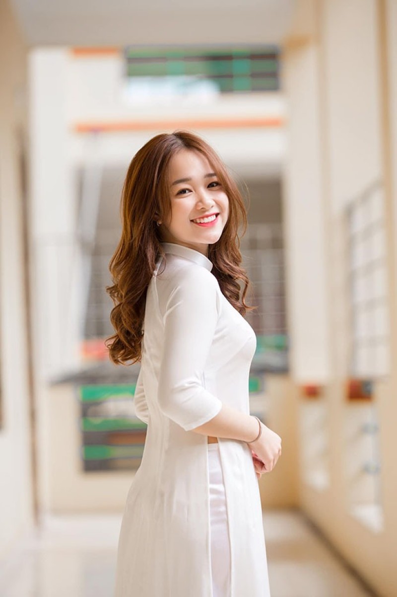 Tạo dáng đứng khi chụp ảnh áo dài trắng