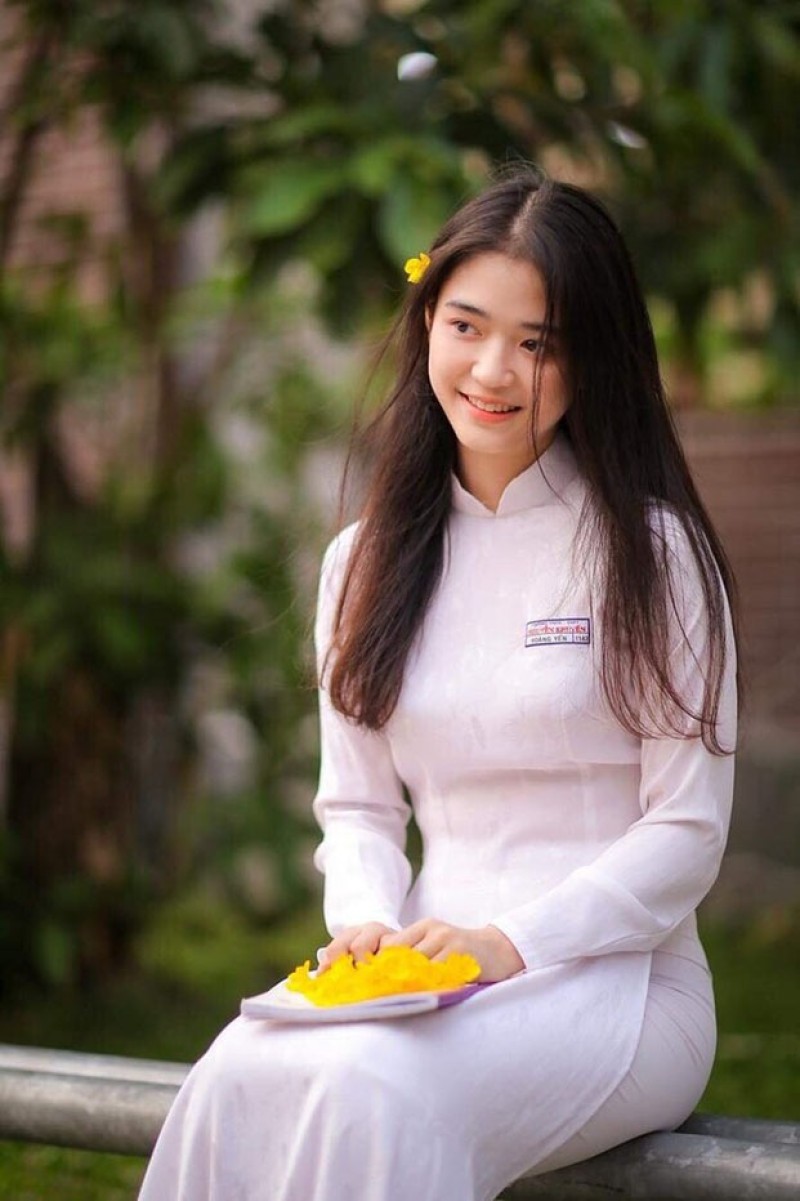 Tư thế tạo dáng ngồi khi chụp ảnh áo dài trắng