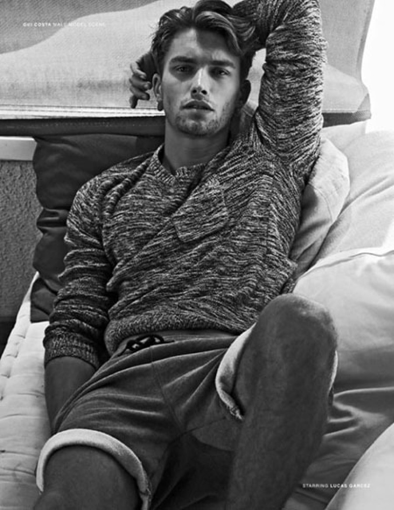 cách tạo dáng chụp ảnh ngồi khoe cơ bắp