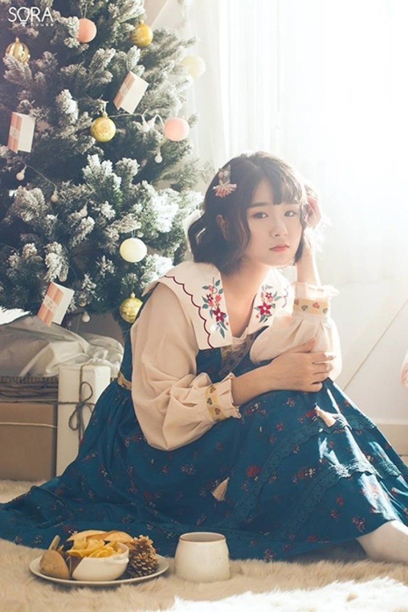 Tư thế ngồi một tay áp vào má, tay còn lại để trên đùi