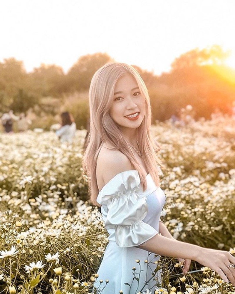 Nên xoay 3/4 người so với máy chụp