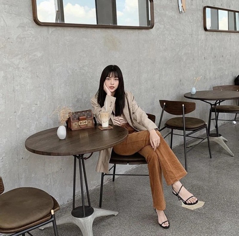 Ngồi vắt chéo hai chân nhẹ nhàng, không dùng quá nhiều lực 