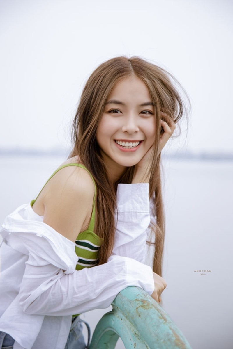 dùng tay chống nhẹ cằm khi chụp ảnh nhìn trực diện vào ống kính